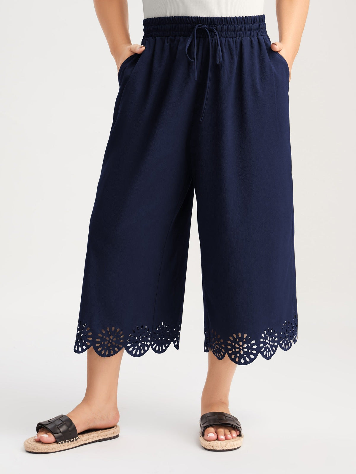 Scalloped Hem Wide-Leg Capri Pants