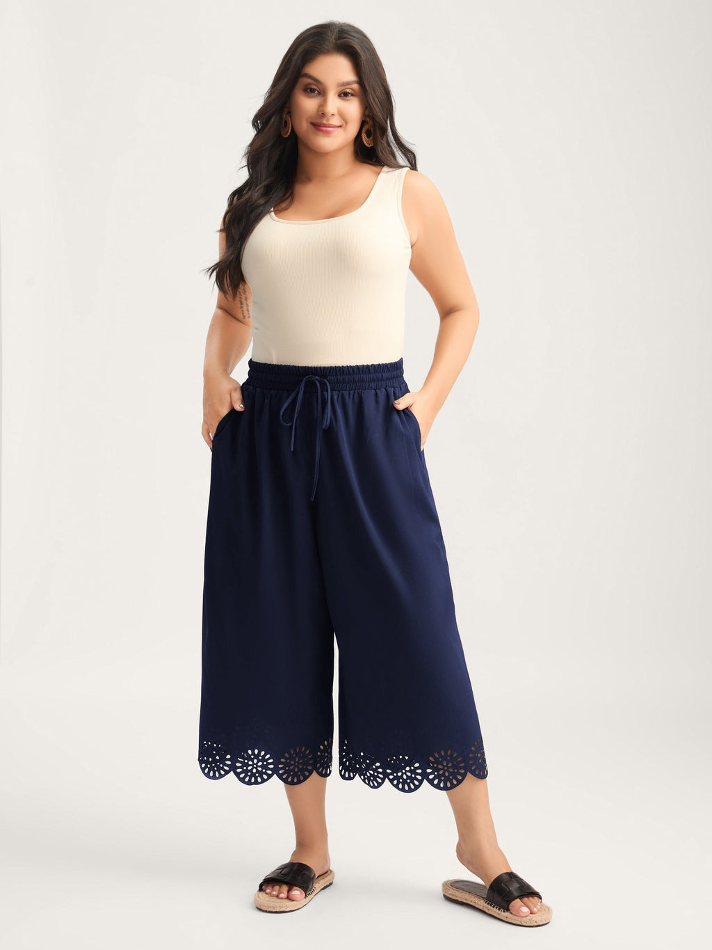 Scalloped Hem Wide-Leg Capri Pants