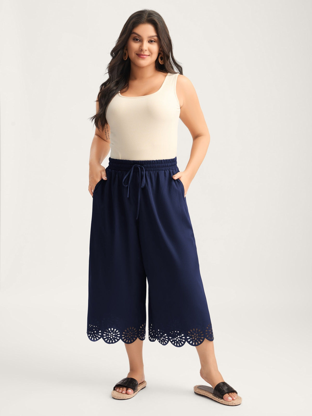 Scalloped Hem Wide-Leg Capri Pants