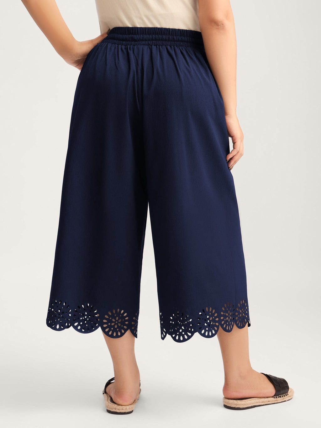 Scalloped Hem Wide-Leg Capri Pants