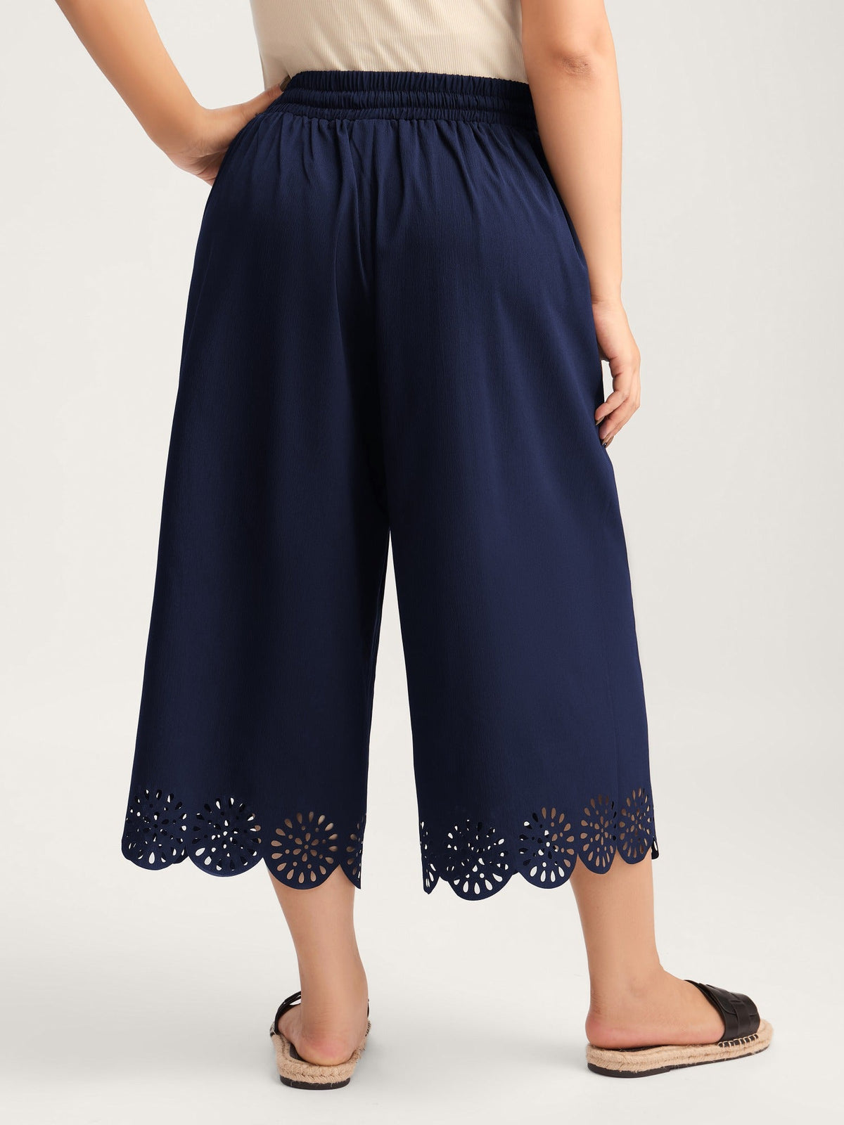 Scalloped Hem Wide-Leg Capri Pants