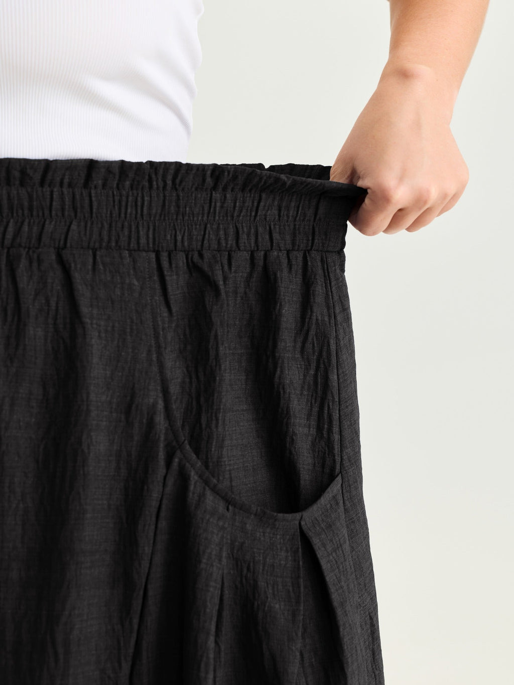 Drop Pockets Pleated Maxi Skirt