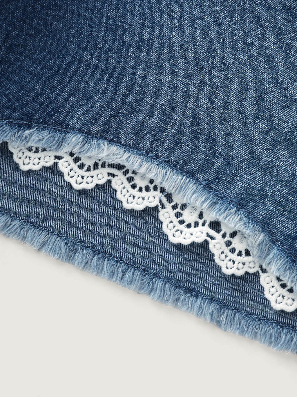 Stretchy Skinny-Fit Lace Trim Stitch Denim Shorts