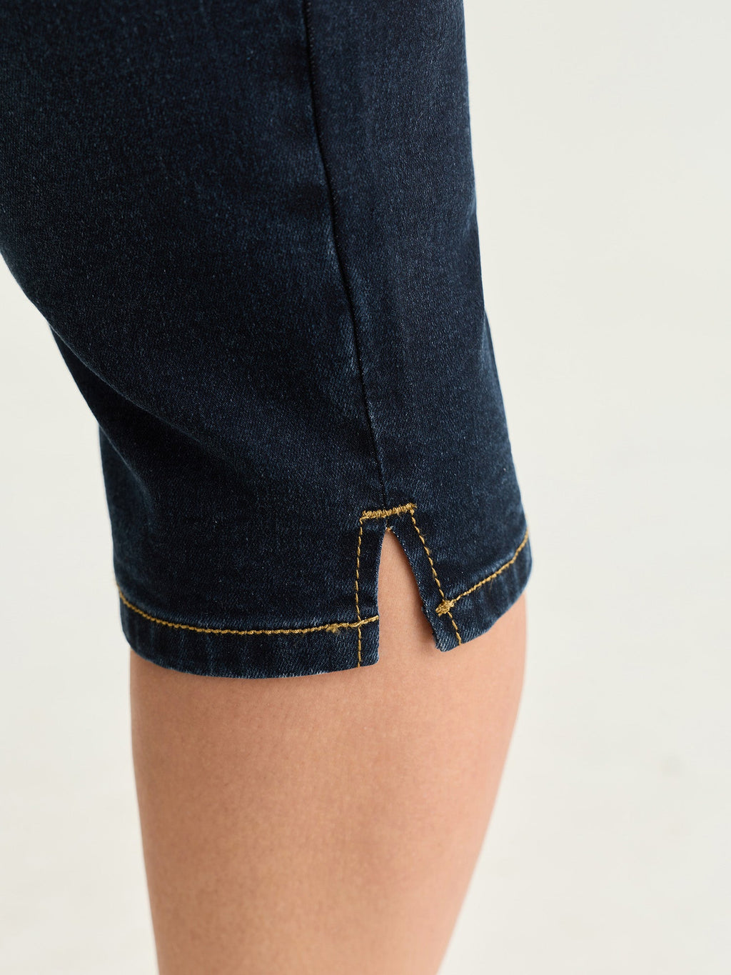 Stretchy Skinny-Fit Capri Jeans