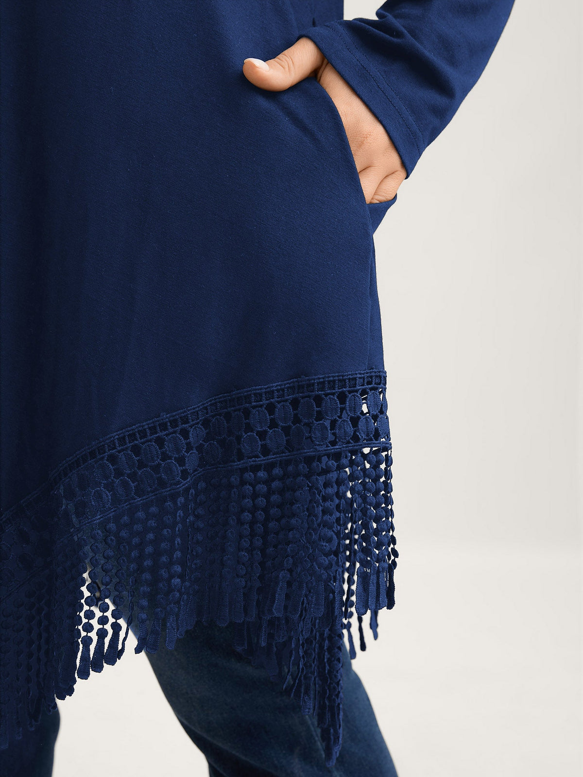 Solid Tassels Trim Pocket Asymmetrical Hem T-shirt