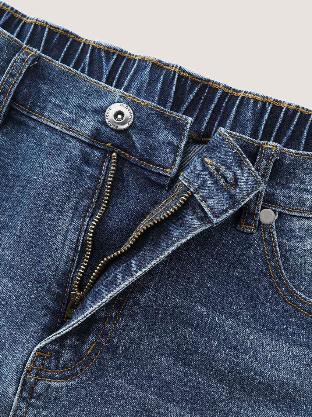 Stretchy Waist Raw Hem Straight-Leg Denim Shorts