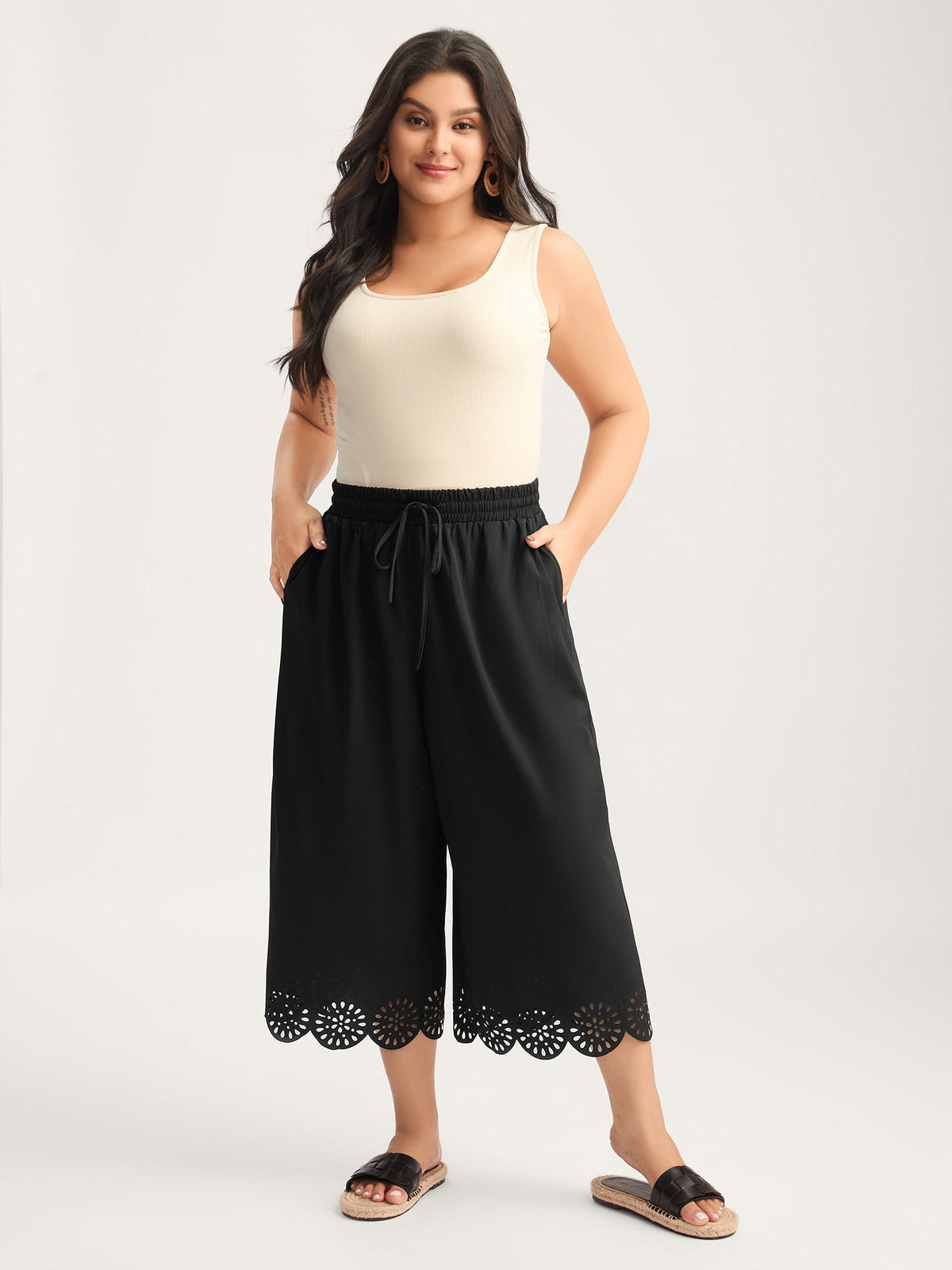 Scalloped Hem Wide-Leg Capri Pants